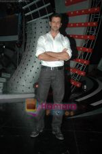 Hrithik Roshan on the sets of ZEE Saregama in Famous on 9th Nov 2010 (24).JPG